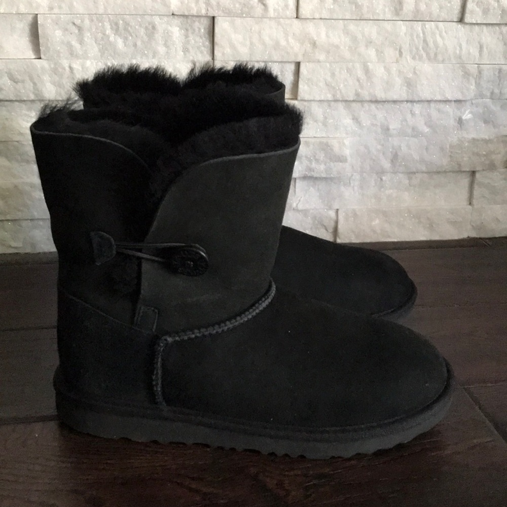NWOT UGG BAILY BUTTON II BOOT